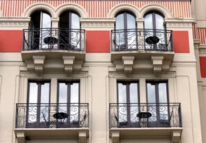 balconi, finestre, archi, ringhiere, tavolini, vetri, palazzo, sedie, ferro, porte, battuto, quattro, arancione, righe, vetro