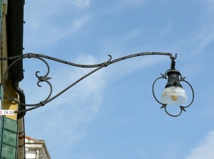 lampione, cielo, ferro, curve, lampada, nuvole, azzurro, lampadina