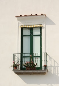 balcone, fiori, ringhiera, tenda, finestra, ombra, verde, vasi, vetri, tettoia, righe, bianco, porta, tegole, muro, piante