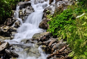 acqua, cascata, verde, rocce, fiume, erba, foglie, piante, sassi, rami, pietre, torrente, ruscello
