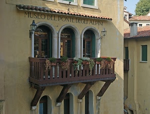 balcone, finestre, vasi, lampioni, legno, museo, tetti, piante, archi, fiori, ringhiera, travi, comignoli, comignolo, tre, scritte