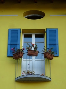 balcone, vasi, giallo, fiori, azzurro, persiane, blu, finestra, ante, portafinestra