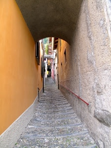 vicolo, gradini, arco, finestre, archi, corrimano, borgo, salita, muro, scorcio, scale, scala, giallo, palazzi, sassi, paese, arancione, case