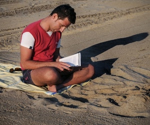sabbia, libro, ombra, uomo, leggere, spiaggia, lettura, lettore, rosso, seduto, asciugamano
