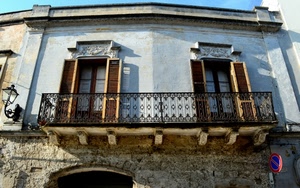 balcone, finestre, lampione, ringhiera, persiane, palazzo, facciata, due