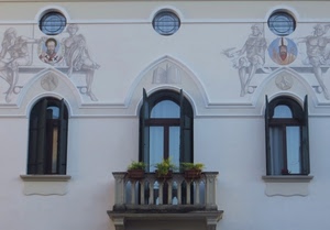 finestre, balcone, vasi, persiane, vetri, piante, palazzo, affreschi, archi, facciata, fiori, oblò, liberty, tre, murales, cerchi