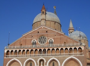 rosone, archi, cupole, chiesa, colonne, statua, bifore, cielo, finestre, campanile, basilica, facciata, antenna, campanili, balaustra, torri, azzurro, statue, croci, cupola