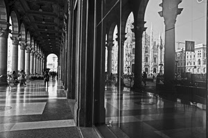 colonne, milano, duomo, archi, riflessi, riflesso, portico, bianconero, persone, piazza, portici, vetrata, galleria