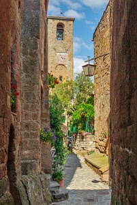 vicolo, lampione, fiori, torre, orologio, campanile, piante, cielo, nuvole, verde, vasi, muri, pietra, scorcio