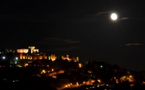 luna, luci, notturno, castello, notte, borgo, case, merli, nuvole, paese, nero, panorama, città