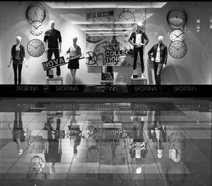 orologi, manichini, vetrina, riflesso, bianconero, riflessi, scritte, vestiti, pavimento, lancette, numeri, piastrelle