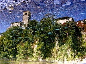 riflesso, acqua, sassi, campanile, cielo, alberi, verde, chiesa, torre