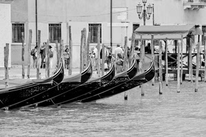 gondole, venezia, pali, bianconero, persone, lampione, acqua, mare, finestre