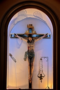 crocifisso, croce, arco, ombre, gesù, corona, nicchia, cristo, lampada, chiesa