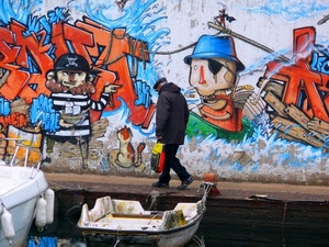 murales, barche, uomo, passante, barca, banchina, murale, muro, rosso, scritte, solo, anziano, graffiti, acqua, colori, azzurro, persona, molo