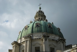 croce, cupola, chiesa, colonne, cielo, finestre, verde, nuvole, abbaini