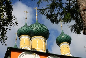 verde, cupole, croci, chiesa, giallo, alberi, tre, nuvole, cielo