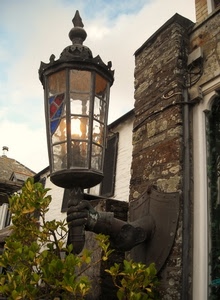 lampione, scudo, muro, braccio, lampada, cielo, mano, nuvole, vetro