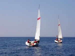 mare, barche, vela, due, blu, cielo, vele, bianco, acqua, rosso, orizzonte, gara, imbarcazioni, azzurro, salvagente