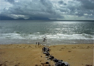 nuvole, mare, sabbia, spiaggia, cielo, acqua, persone, onde, montagne, sassi, riflessi, pietre, rocce, scogli, orizzonte, riflesso