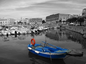 porto, salvagente, barche, barca, blu, palazzi, cielo, remi, rosso, riflessi, nuvole, bianco, bianconero, acqua, alberi, mare, natanti, azzurro, palme, selettivo, case, riflesso