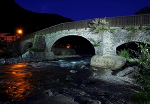 ponte, fiume, acqua, arco, notturno, notte, lampione, pietra, ringhiera, ruscello