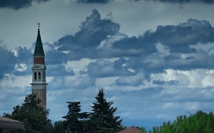 nuvole, campanile, alberi, croce, cielo, verde, tetti