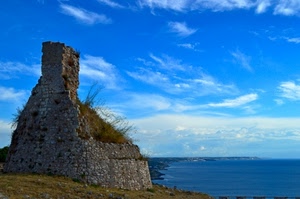 cielo, mare, nuvole, azzurro, rudere, pietre, torre, acqua, erba, verde, costa, rovine