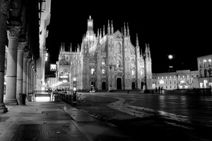 milano, duomo, colonne, piazza, notte, guglie, notturno, biciclette, luci, chiesa, bianconero, lampioni, portici, portico, buio, luce