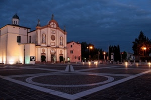 chiesa, piazza, geometrie, luci, alberi, cielo, notturno, croce, lampioni