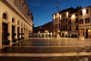 piazza, luci, archi, bandiere, blu, cielo, case, piante, lampioni, sera, portici, notturno