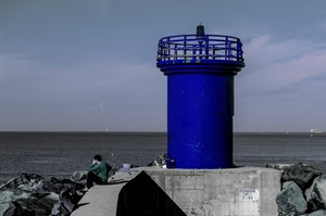 mare, blu, pescatore, faro, cielo, scogli, canna, uomo, secchio, ringhiera, lanterna, muro, orizzonte, cemento, acqua, azzurro, massi, molo