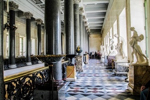 colonne, statue, pavimento, museo, persone, ringhiera, finestre, portico, vasi