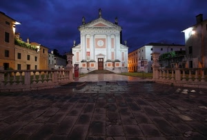 chiesa, piazza, case, notturno, notte, blu, balaustra, nuvole, luci, palazzi
