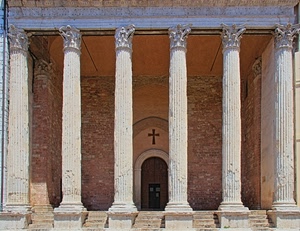 colonne, croce, porta, chiesa, capitelli, gradini, arco, sei, colonnato
