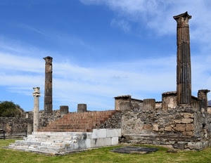 colonne, ruderi, verde, pietre, capitelli, cielo, rovine, erba, nuvole, scalinata, scala, prato, tempio, azzurro, gradini, bianco, rudere, scalini, marmo, antichità