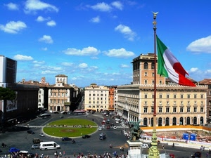 piazza, bandiera, nuvole, tricolore, roma, cielo, auto, palazzi, aiuola
