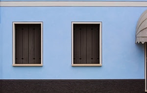 finestre, due, azzurro, celeste, marrone, tenda, palazzo, chiuse, muro