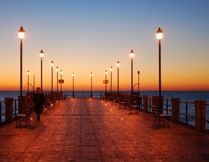 lampioni, panchine, tramonto, mare, luci, molo, donna, pontile, prospettiva, cielo, riflessi