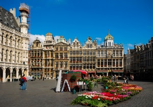 piazza, fiori, palazzi, persone, colori, finestre, piante, passanti