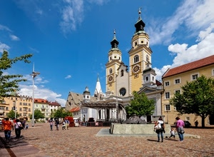 piazza, chiesa, persone, campanili, alberi, passanti, nuvole, cielo, fontana