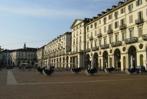 piazza, ombrelloni, sedie, palazzi, tavoli, tavolini, balconi, portici, cielo, auto