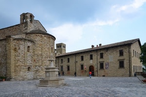 piazza, fontana, chiesa, finestre, torre, abside, statua, campanile, case