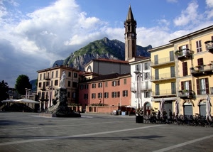 campanile, piazza, monumento, montagna, case, nuvole, cielo
