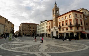 piazza, orologio, campanile, torre, passanti, persone, cerchio, palazzi