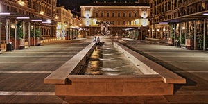 fontana, piazza, acqua, palazzi, luci, notturno, zampilli, lampioni, notte, statue, vasca, finestre, persone, panchine, piante