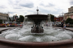 fontana, acqua, persone, piazza, cielo, getti, panchine, zampilli, palazzi, schizzi
