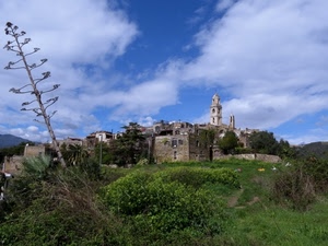 nuvole, cielo, campanile, verde, case, azzurro, borgo, erba, paese, piante, panorama, alberi, collina, bianco, cespugli