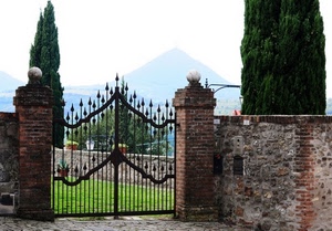 cancello, alberi, pilastri, colonne, mattoni, muro, montagne, prato, cipressi, cielo, ferro
