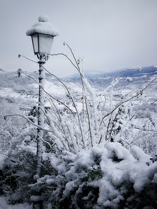 neve, lampione, bianco, inverno, rami, paesaggio, montagne, piante, cespugli, gelo, grigio, colline, cielo, freddo